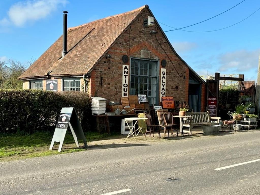 Lot: 140 - DETACHED PROPERTY WITH POTENTIAL - Front of property 1